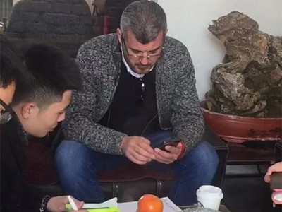 沙特客戶來(lái)大誠(chéng)機(jī)械考察物料提升機(jī) 沙特客戶來(lái)大誠(chéng)機(jī)械考察物料提升機(jī)