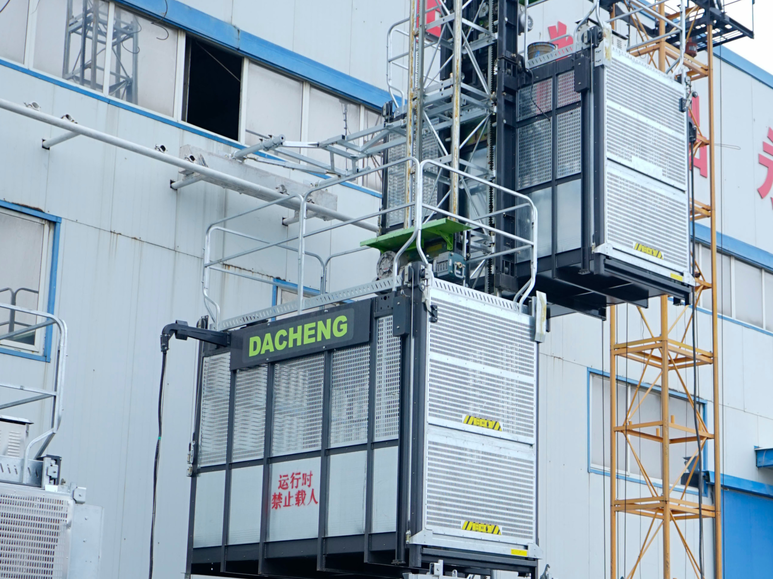 如何正確選擇和使用施工升降機(jī)附墻架 如何正確選擇和使用施工升降機(jī)附墻架