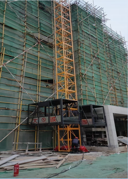 SS120/120鋼絲繩物料機施工現(xiàn)場 SS120/120鋼絲繩物料機施工現(xiàn)場